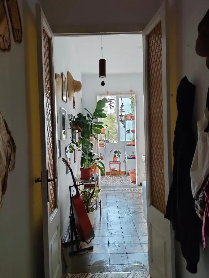 Pequeno Y Encantador Oasis En Barcelona Spain
